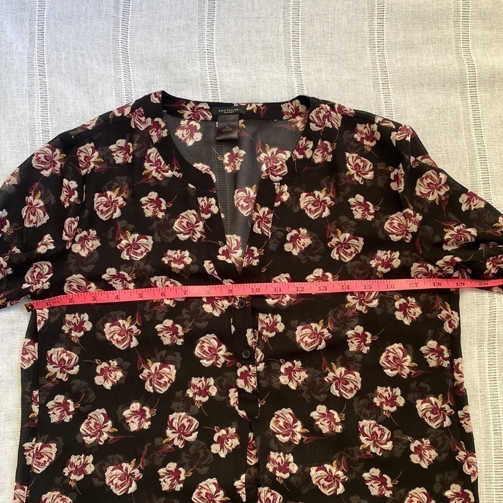 Ann Taylor Factory floral blouse with button and pleated front. - Picture 9 of 15